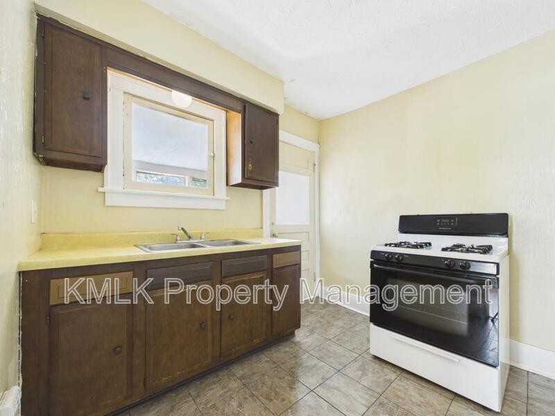 956 Grant Ave - Photo 3 of 12