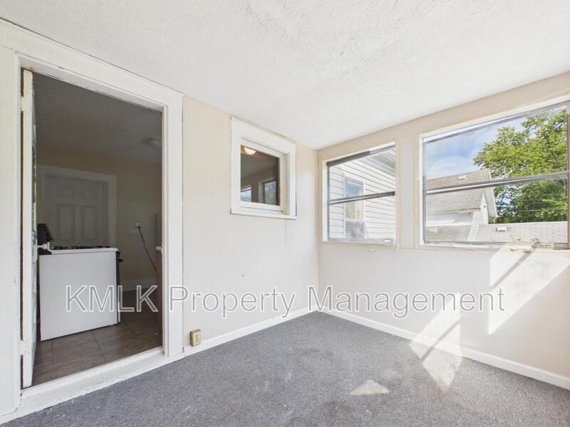 956 Grant Ave - Photo 5 of 12