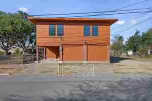 featured image of 400 N Bonham St