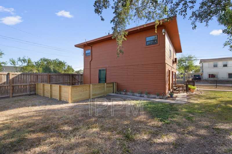 400 N Bonham St - Photo 2 of 15