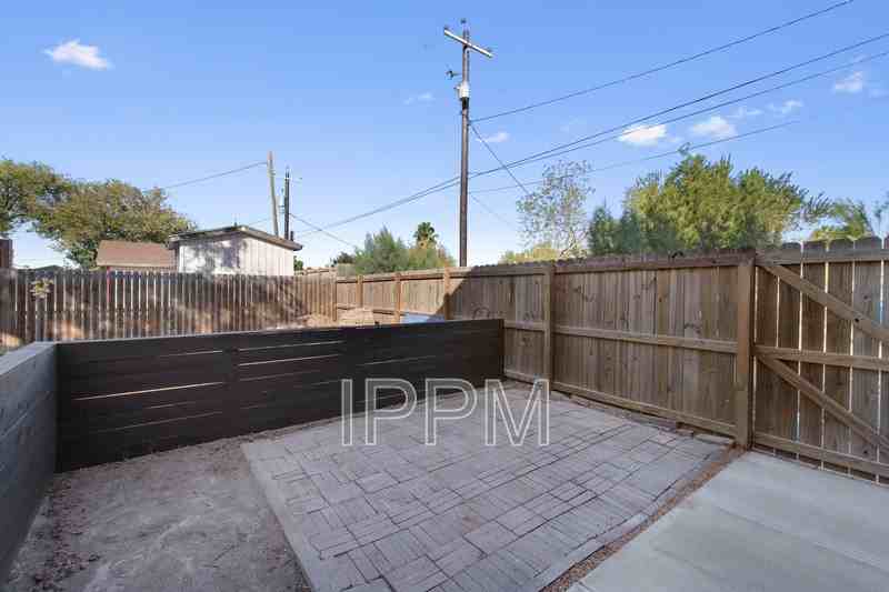400 N Bonham St - Photo 3 of 15
