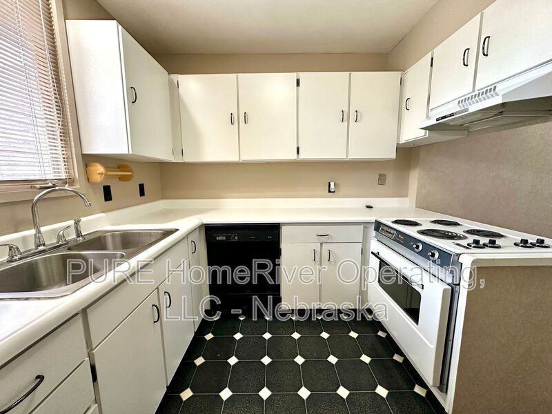 1631 N 109th Plz - Photo 3 of 50