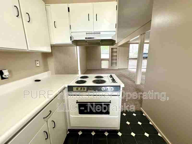 1631 N 109th Plz - Photo 4 of 50