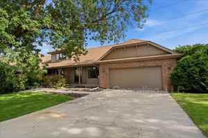 featured image of 15527 Mason Cir