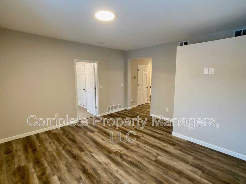 107 Main St E - Photo 3 of 7