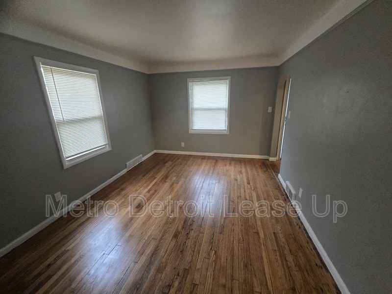 16433 Manning St - Photo 2 of 11