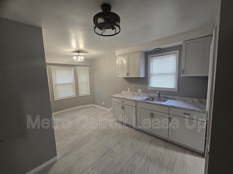 16433 Manning St - Photo 3 of 11