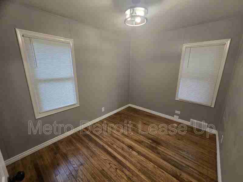 16433 Manning St - Photo 5 of 11