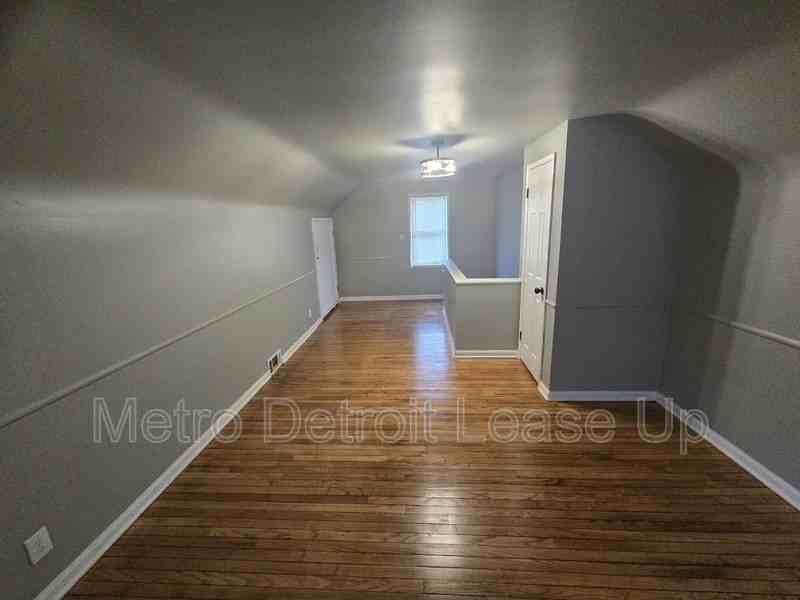 16433 Manning St - Photo 7 of 11