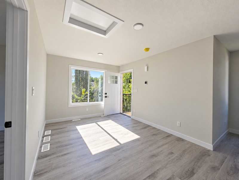 12115 93 St Nw - Photo 4 of 12