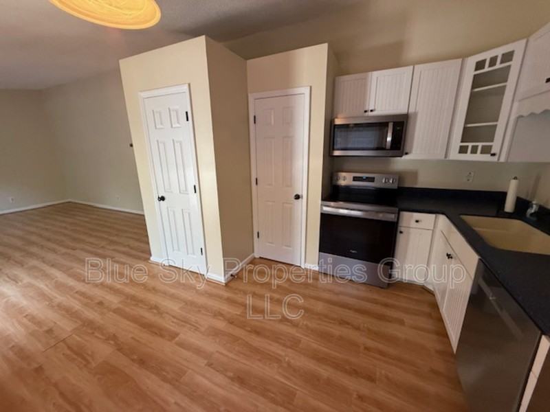 146 Hanks St #3 - Photo 4 of 11