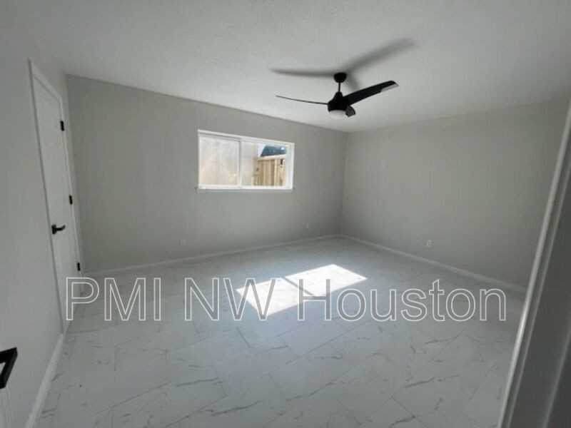 2685 Gessner Rd #601 - Photo 5 of 9