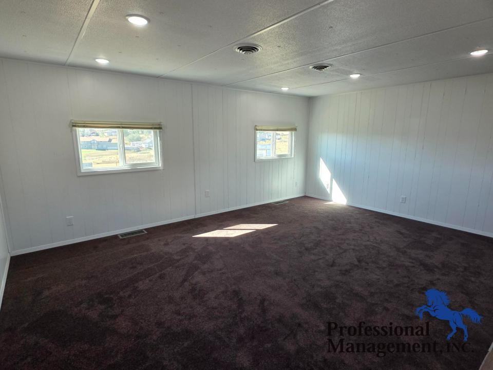 1638 Wagon Wheel Rd - Photo 2 of 9