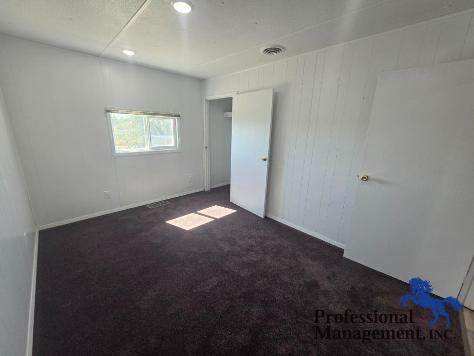 1638 Wagon Wheel Rd - Photo 4 of 9