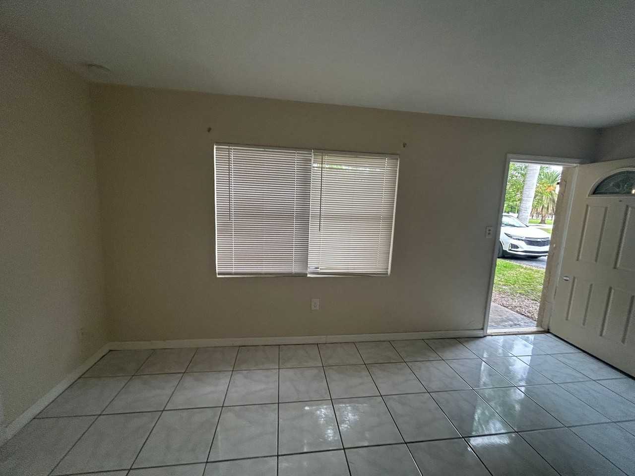 319 Montgomery Ave - Photo 3 of 17