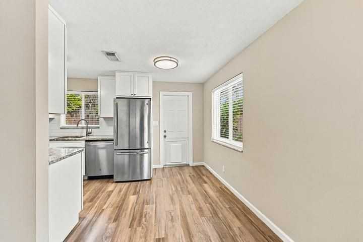 1720 Ne 8th Ave - Photo 2 of 8