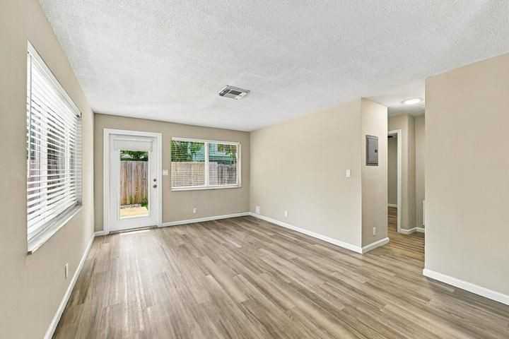 1720 Ne 8th Ave - Photo 3 of 8