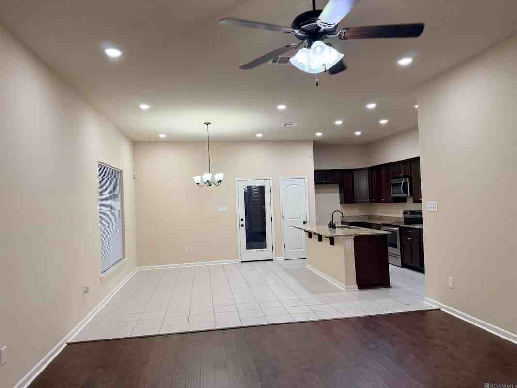 16211 White Rose Dr - Photo 2 of 8
