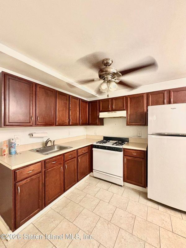 27 Malibu Ct - Photo 3 of 6