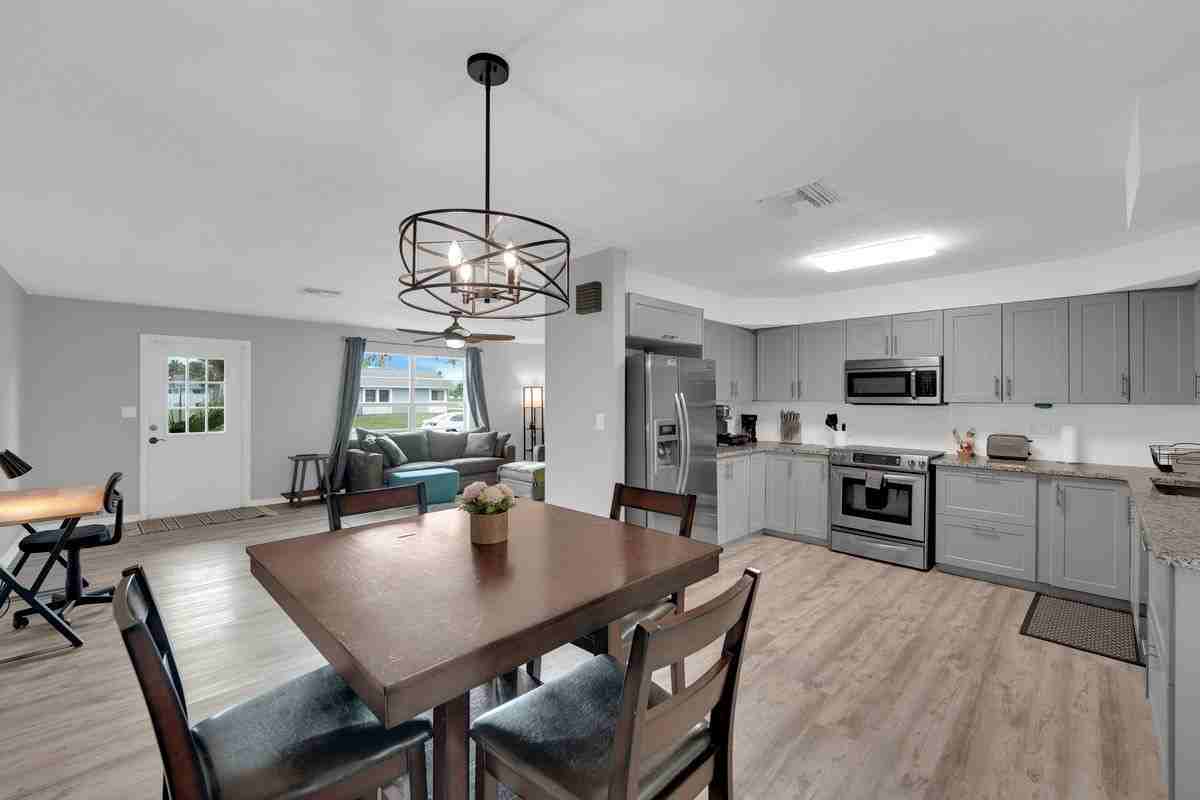 2506 Se 8th Ave - Photo 3 of 22