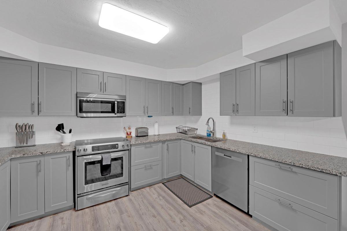 2506 Se 8th Ave - Photo 6 of 22