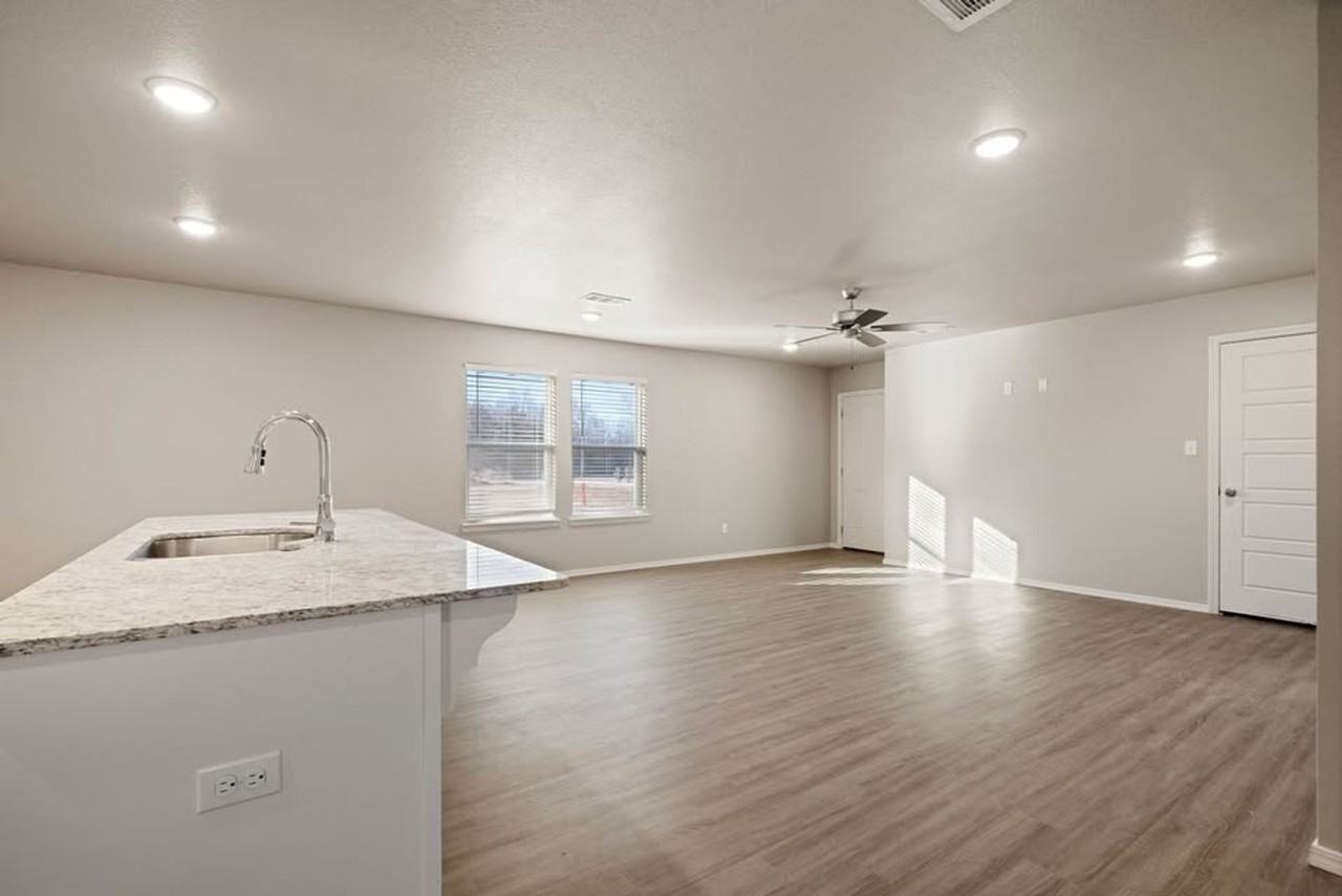 Rogers Equity - (MR/RM) - Photo 5 of 12