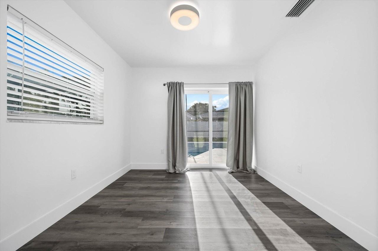 1650 Nw 9th St - Photo 2 of 32