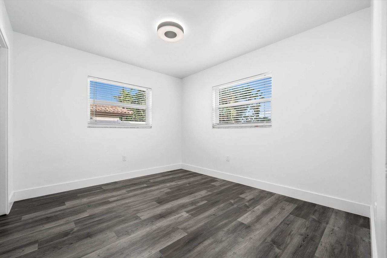 1650 Nw 9th St - Photo 3 of 32