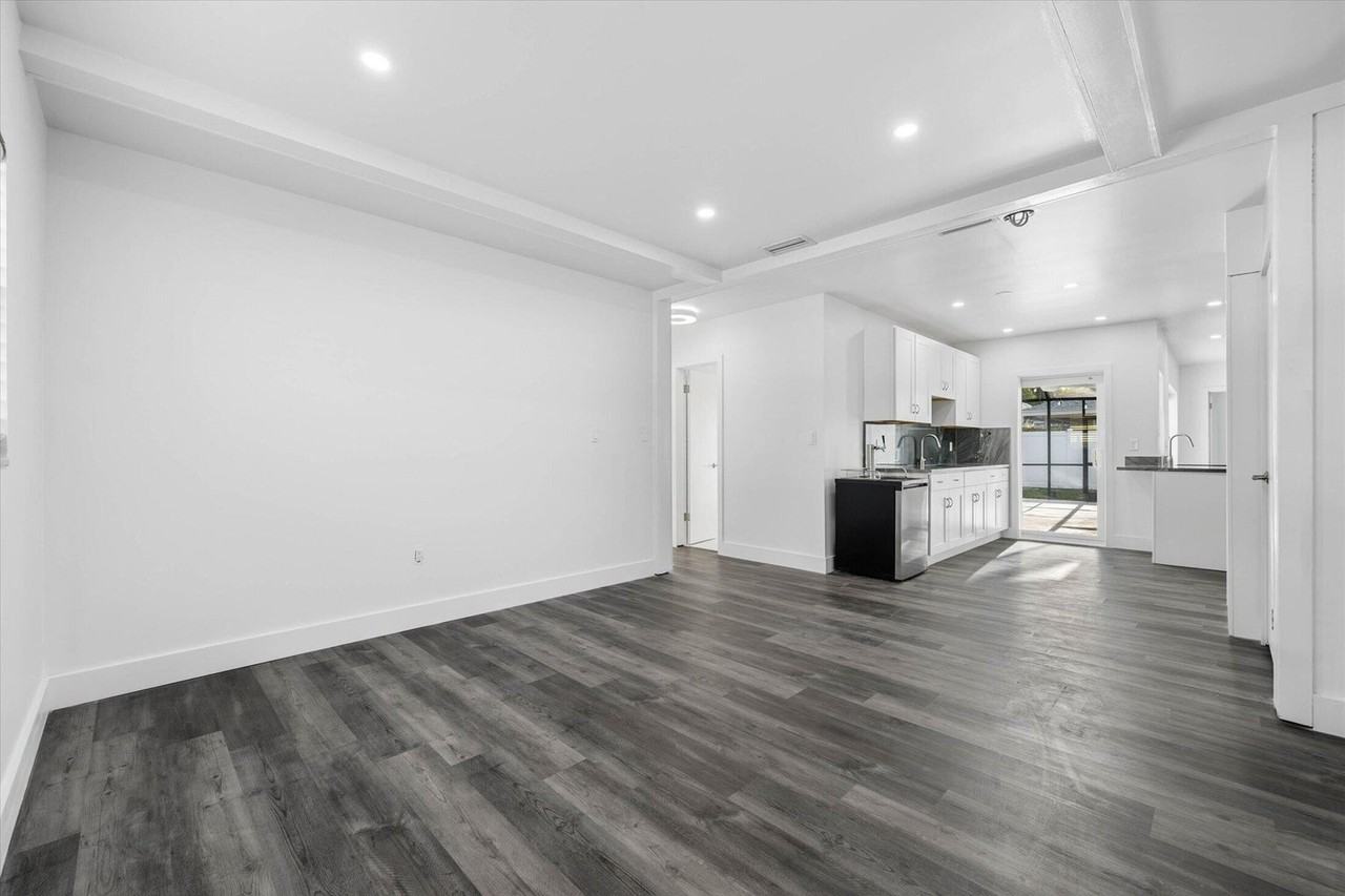 1650 Nw 9th St - Photo 4 of 32