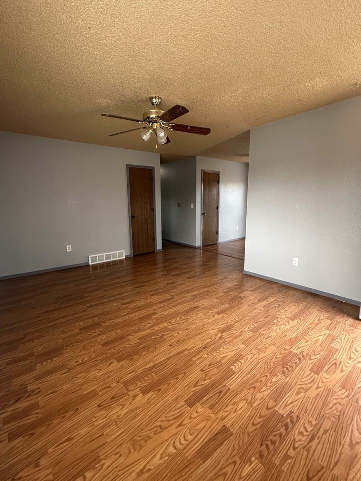 1505 East 8th Street - Photo 4 of 11