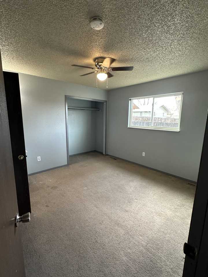 1505 East 8th Street - Photo 5 of 11