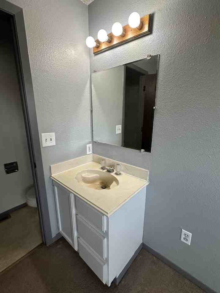 1505 East 8th Street - Photo 7 of 11