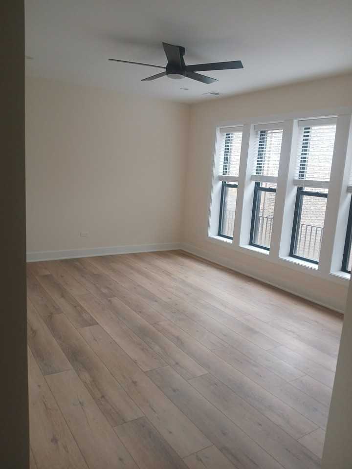 1248-1252 W Addison St - Photo 3 of 11