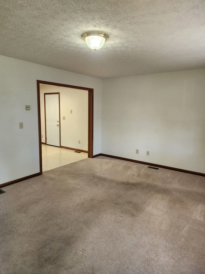 380 Browns Lane - Photo 3 of 13