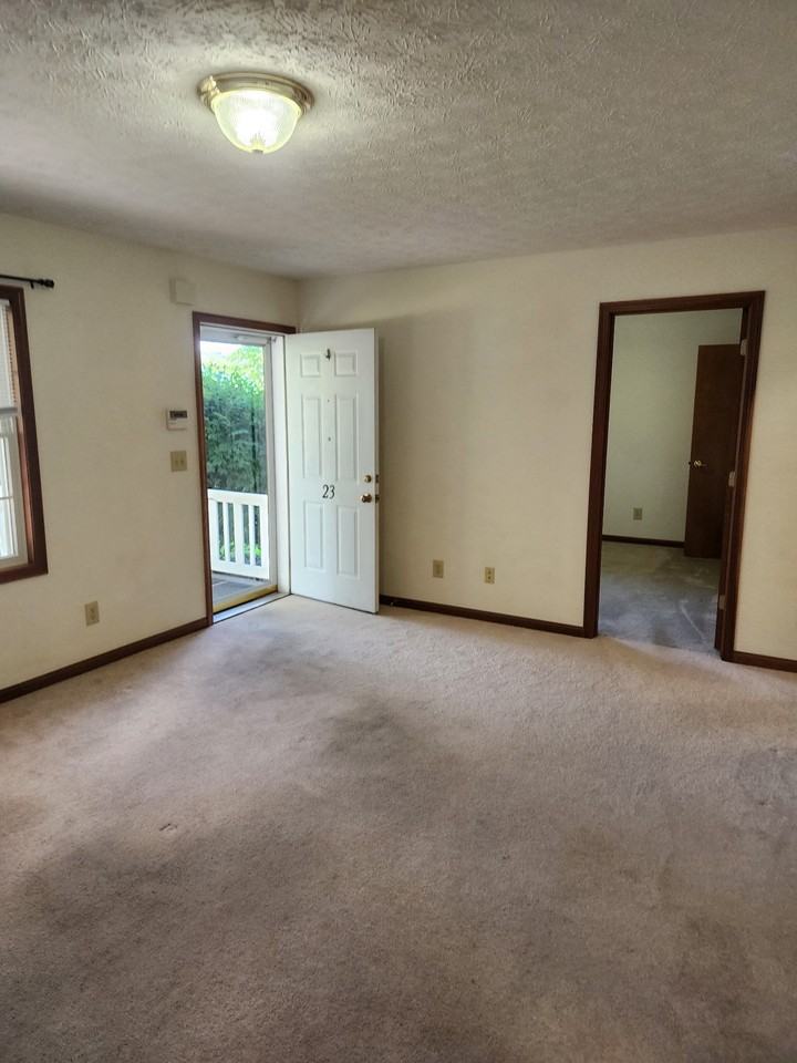 380 Browns Lane - Photo 4 of 13
