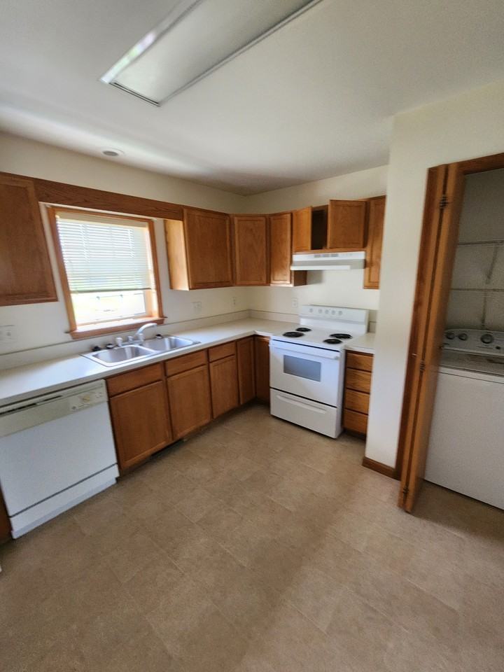 380 Browns Lane - Photo 7 of 13