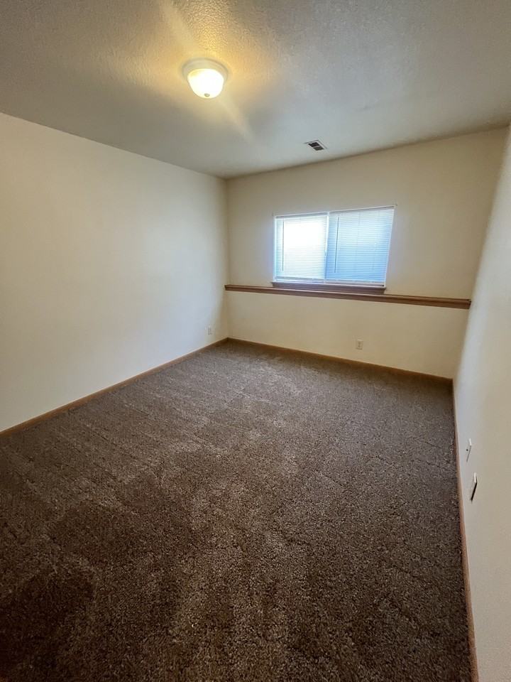 405 Broad Street - Photo 7 of 10