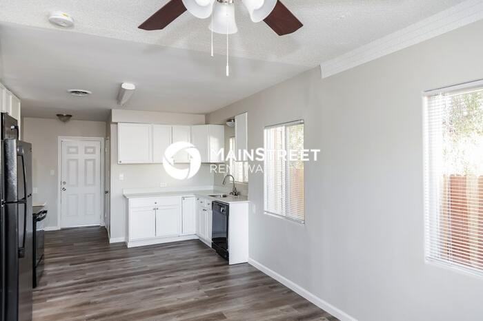 346 Arnold St - Photo 4 of 16