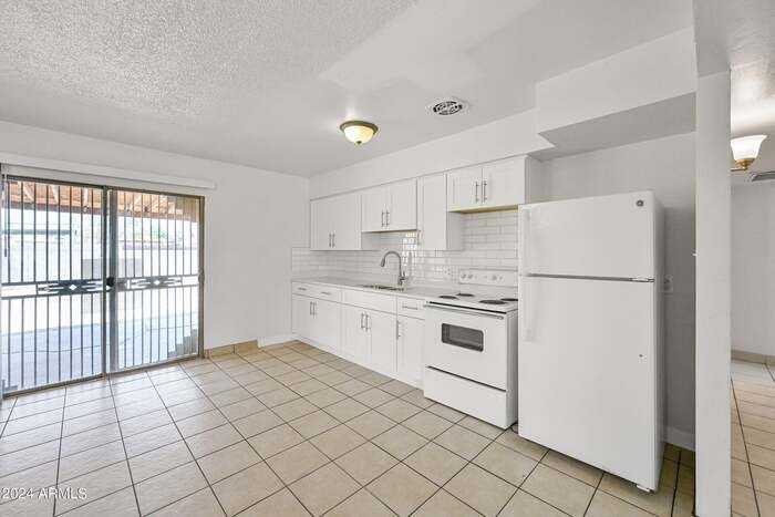 6938 W Campbell Ave - Photo 5 of 35