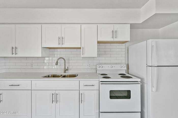 6938 W Campbell Ave - Photo 6 of 35