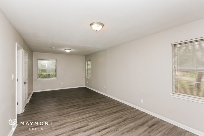 303 Barbara St - Photo 6 of 12