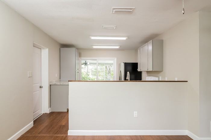 3135 Olympic St - Photo 5 of 15