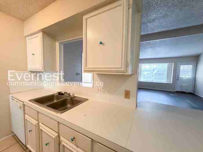 1901 Ridgetop Dr - Photo 5 of 17