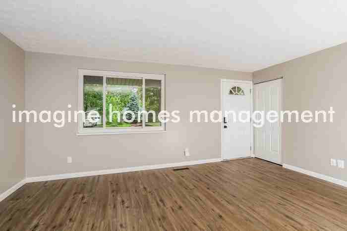 11927 Algiers Dr - Photo 4 of 18