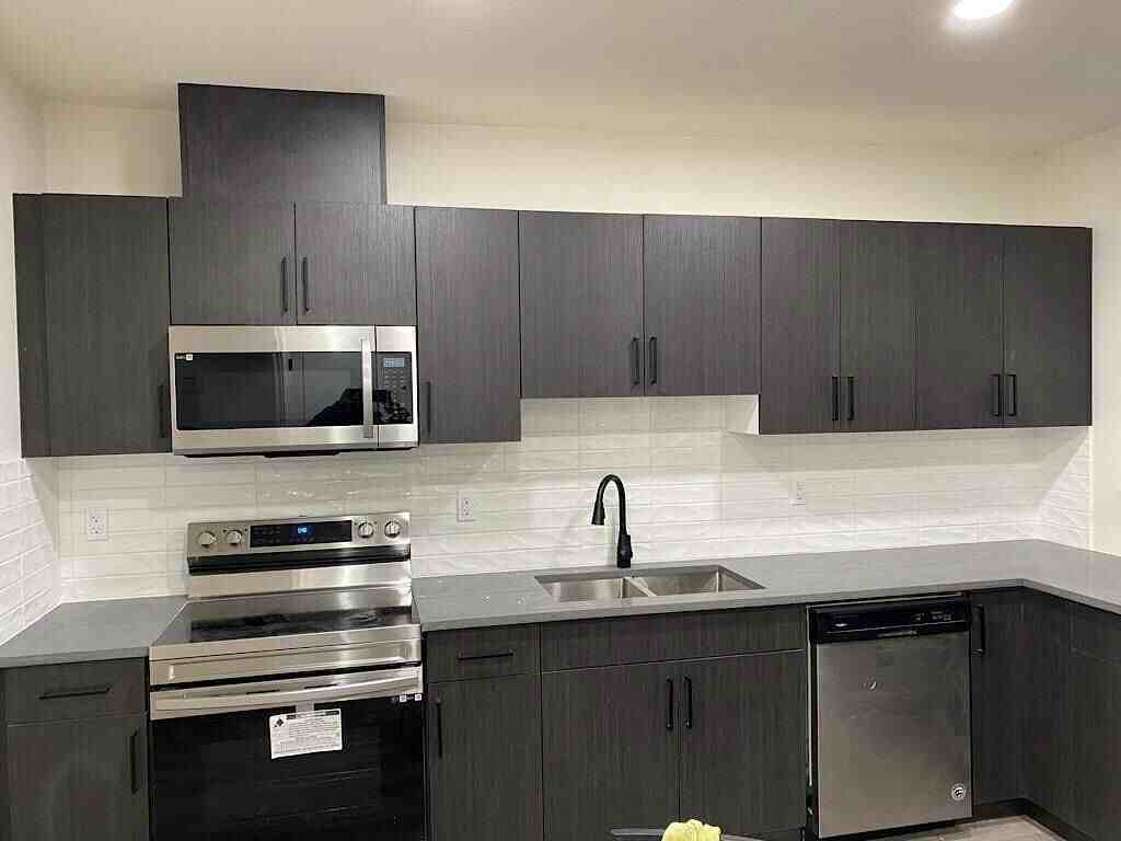1332 157 St Sw