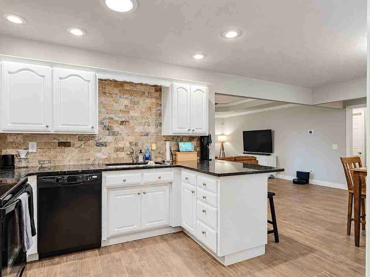 1206 Se 21st St #NA - Photo 3 of 24