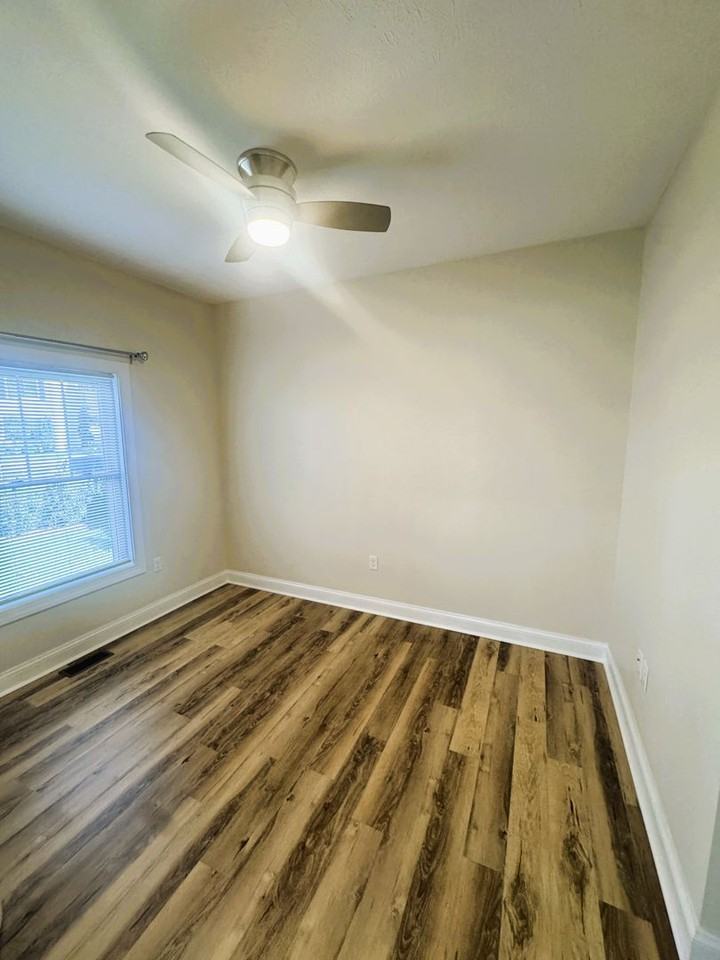2656 Greenport Dr - Photo 5 of 15