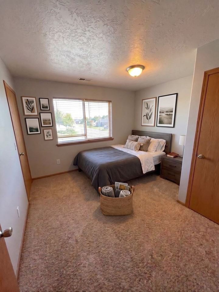 1325 Creekside Ct - Photo 5 of 9