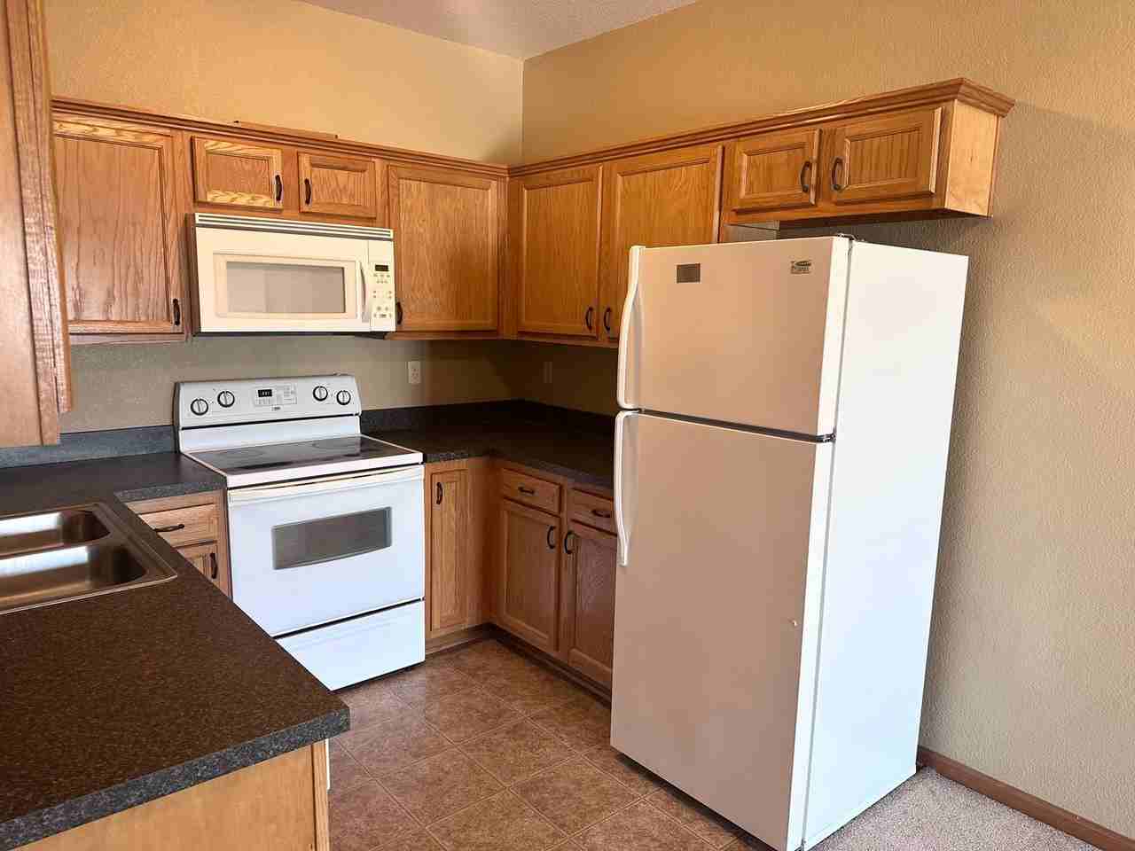 921 Ne Deer Creek Dr - Photo 2 of 9