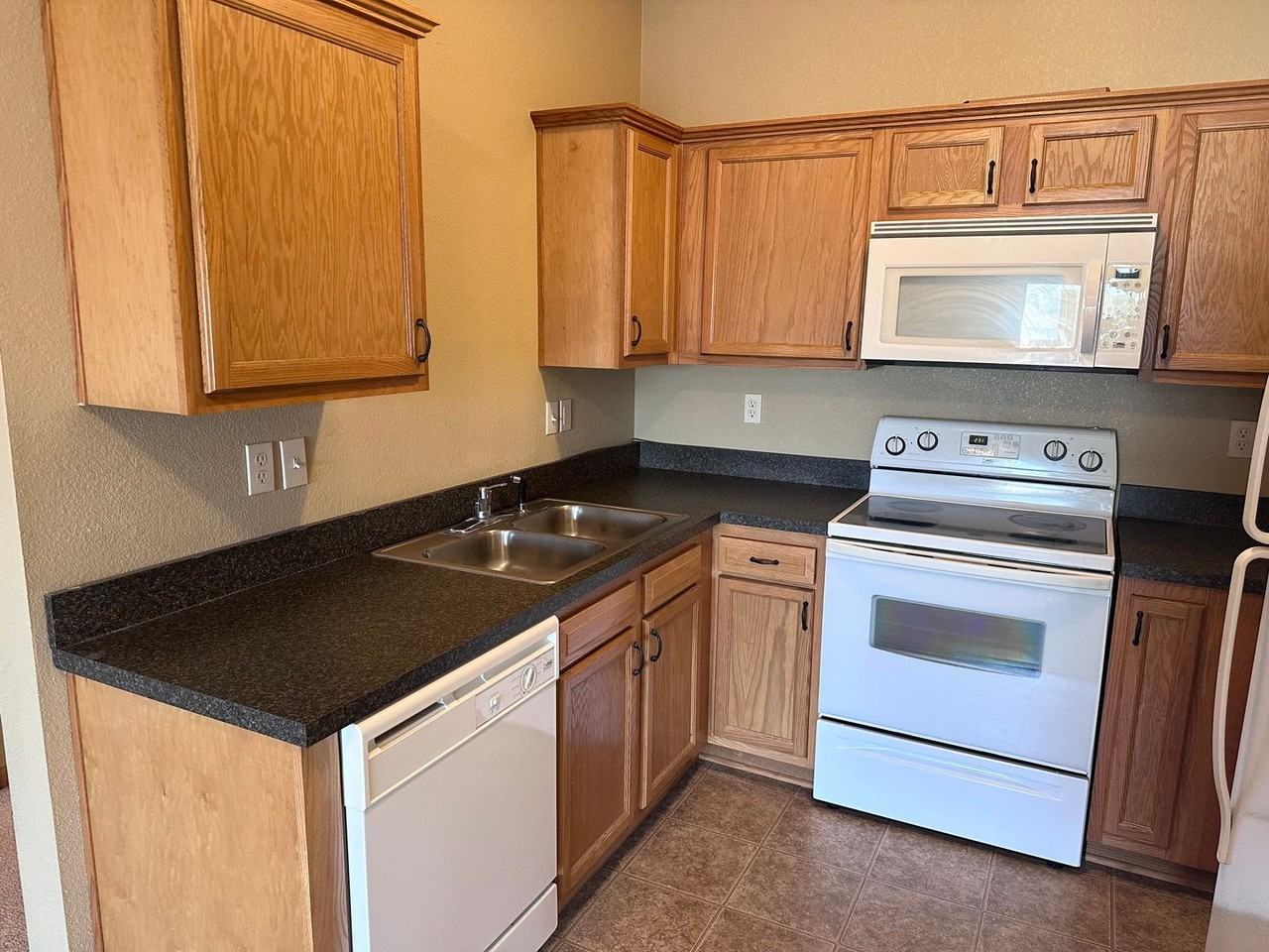 921 Ne Deer Creek Dr - Photo 3 of 9
